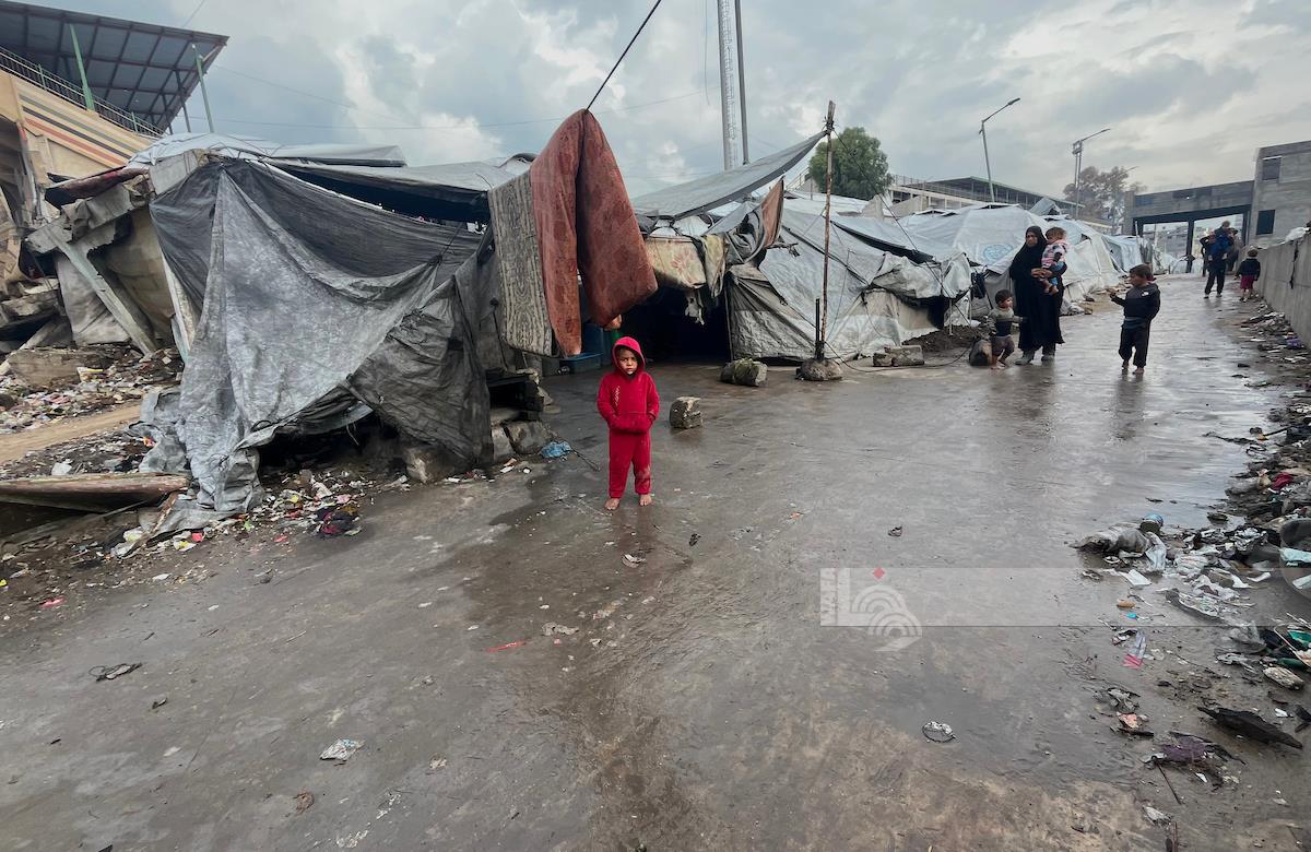 واقع النازحين في غزة قبل تعمق المنخفض الجوي. (تصوير وفا) 